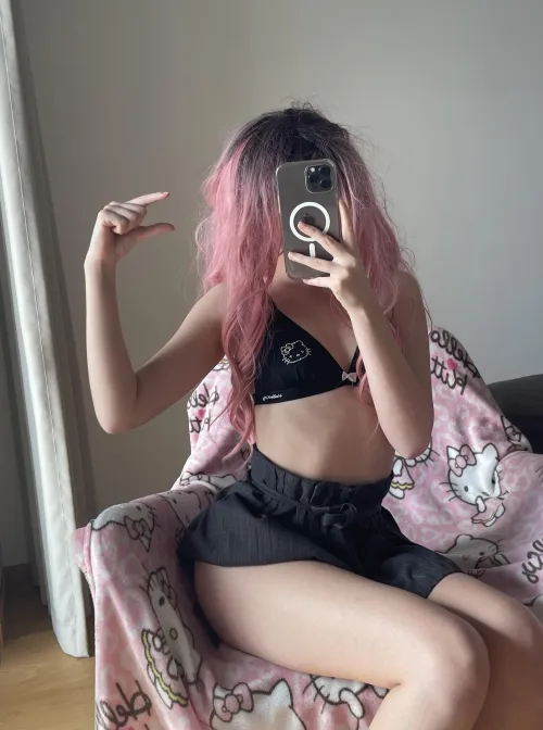 Describe your tiny dick in emoji! 🤫