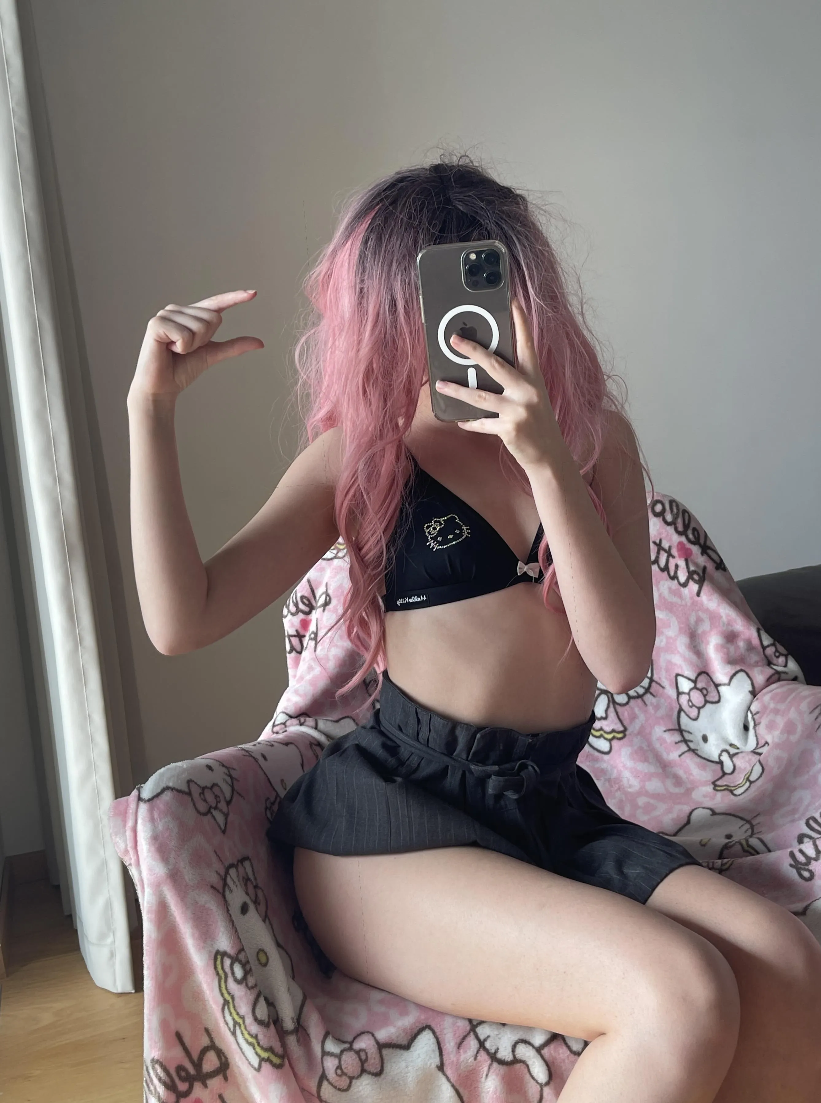 Describe your tiny dick in emoji! 🤫