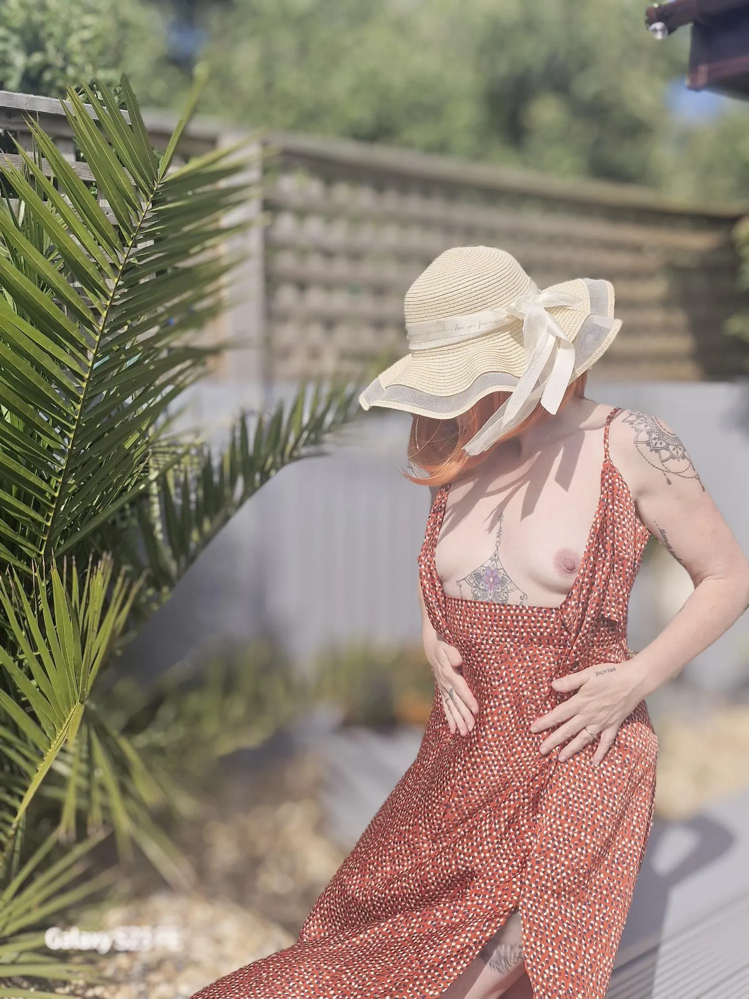 Flashing you among the flowers 🧡🏵🌸😉