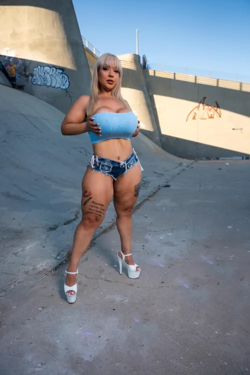 love coming out & showing off my curves