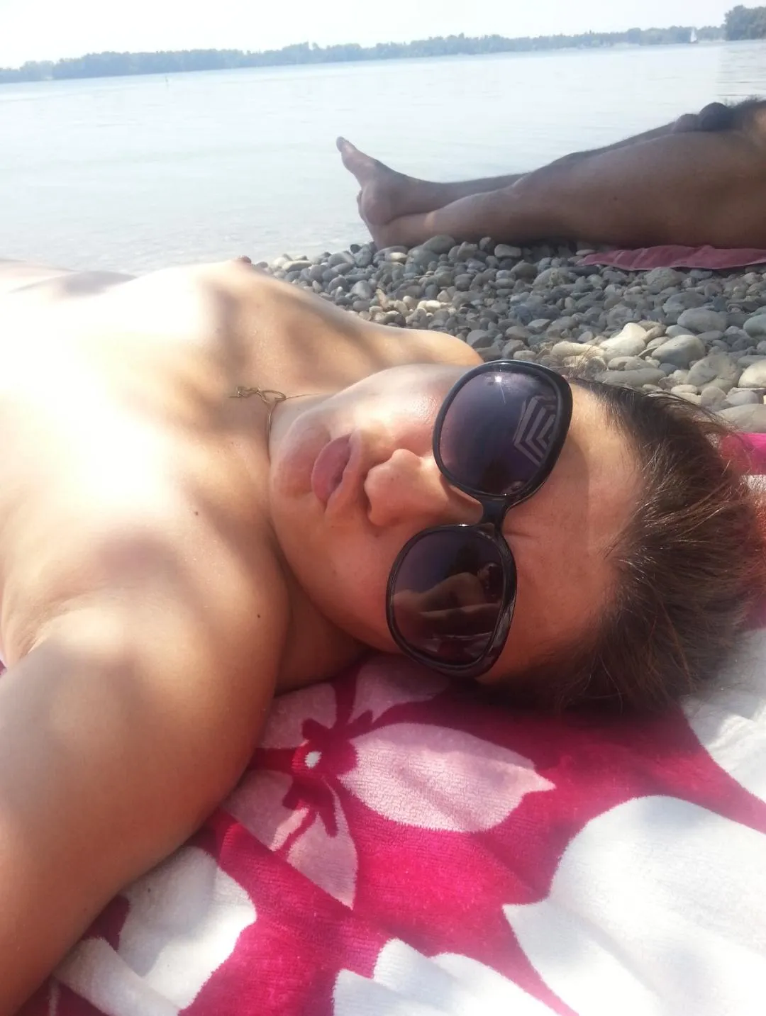 Hello darling, while you're working, I'm at the beach, kisses...