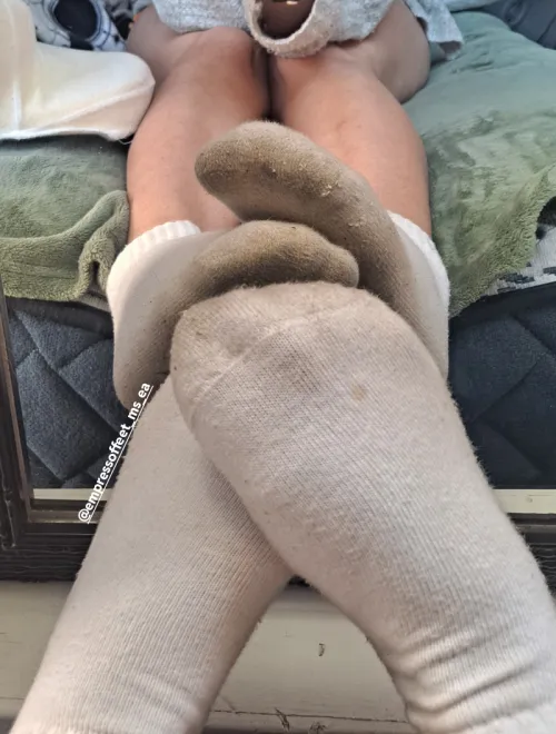 [f] Day 5 with these sweaty socks, what do u think they smell like?🤭🥵