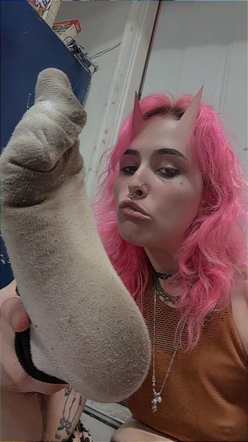 [F]Who wants a good sniff & a goon of my size 10 socks🤪😘🤣🤣💀