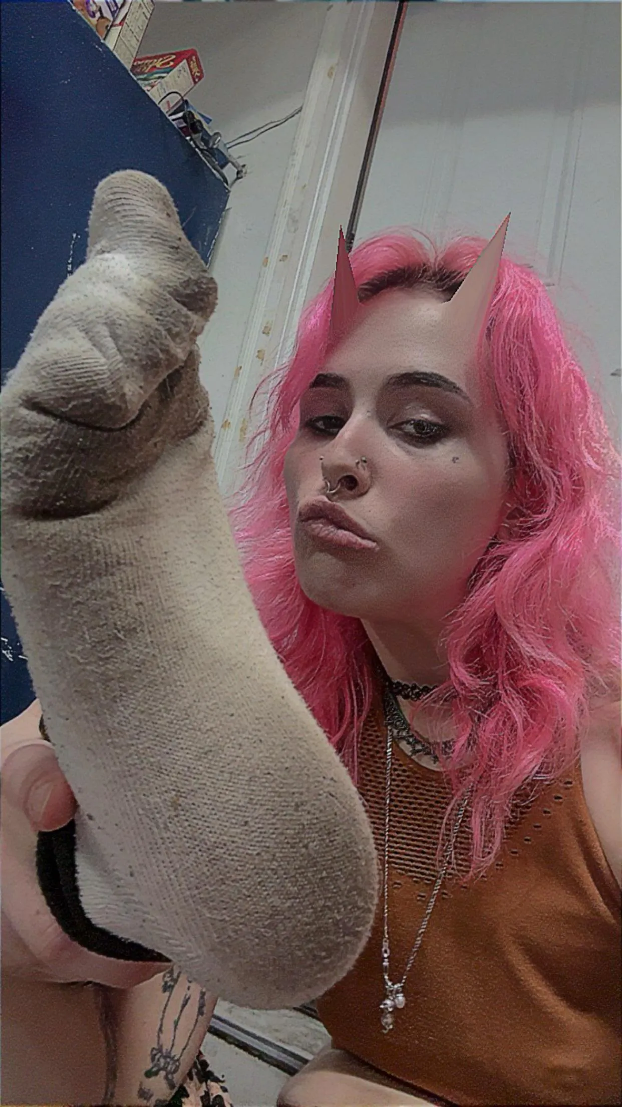 [F]Who wants a good sniff & a goon of my size 10 socks🤪😘🤣🤣💀