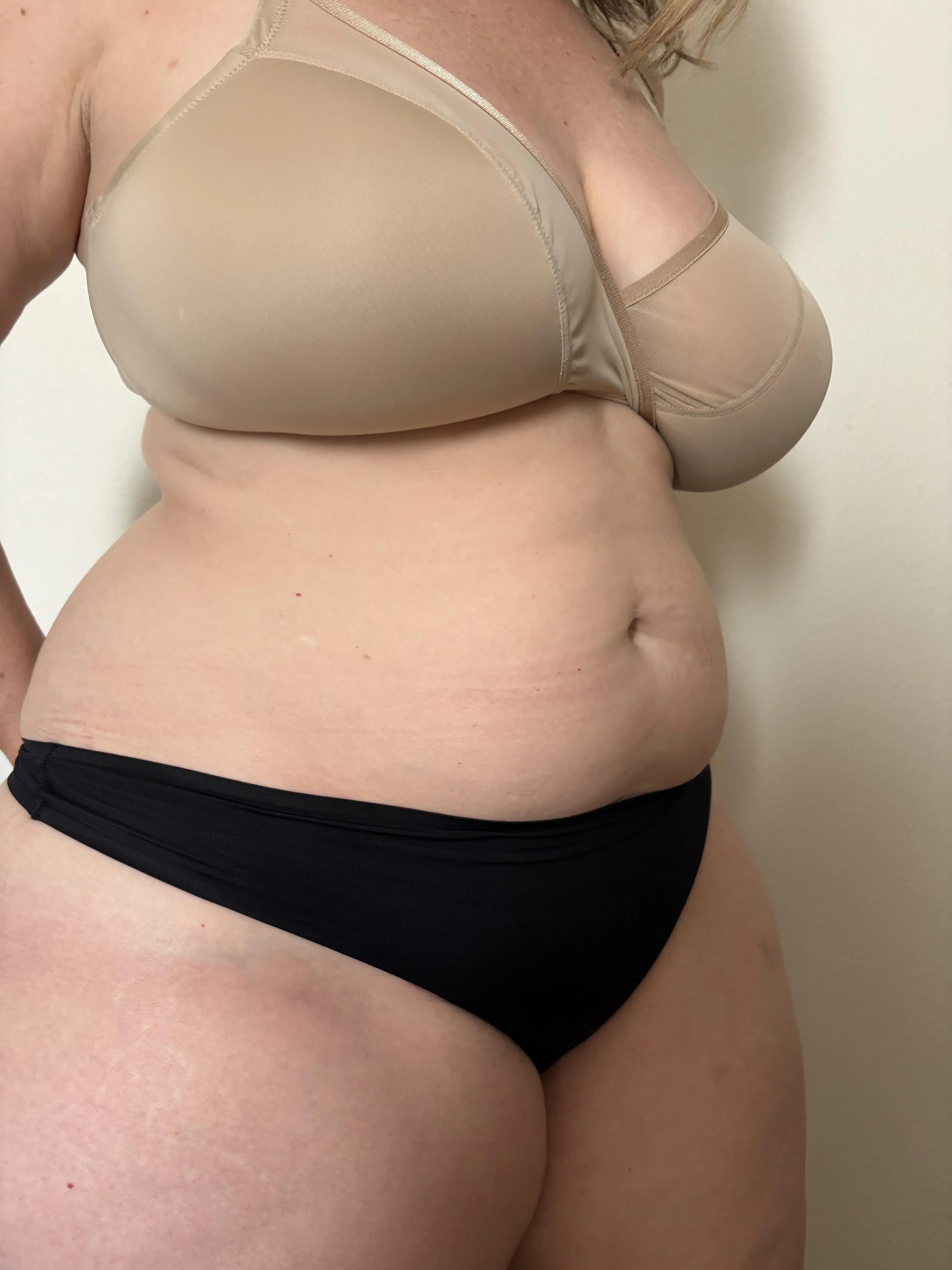 43f Mom of one, feeling my curves today ✨