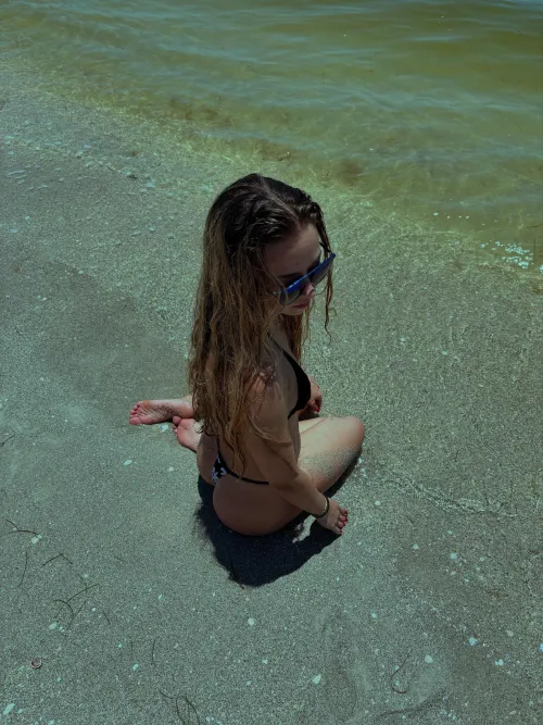 Do you enjoy seeing cheeks out on the beach ? ☺️🌊