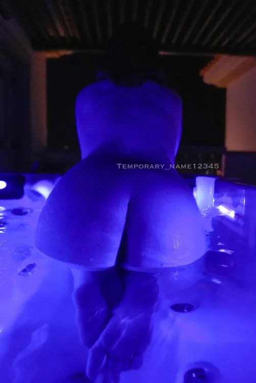 Getting naughty in the hot tub 💦