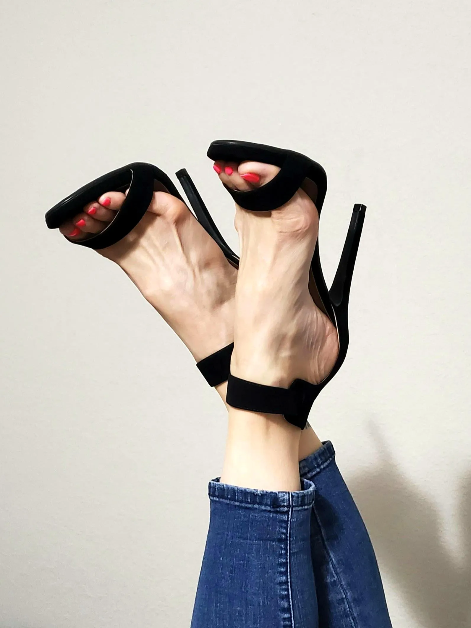 I can see that stopped scrolling to jerk off to my MILF feet