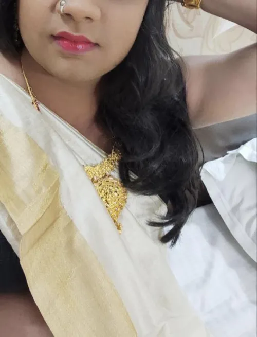 Posting a pic for shaved armpits fans😉