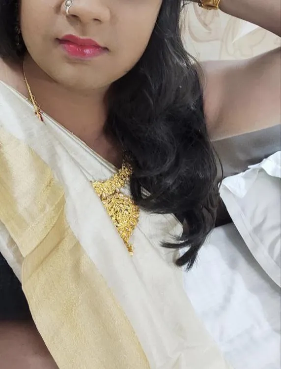 Posting a pic for shaved armpits fans😉