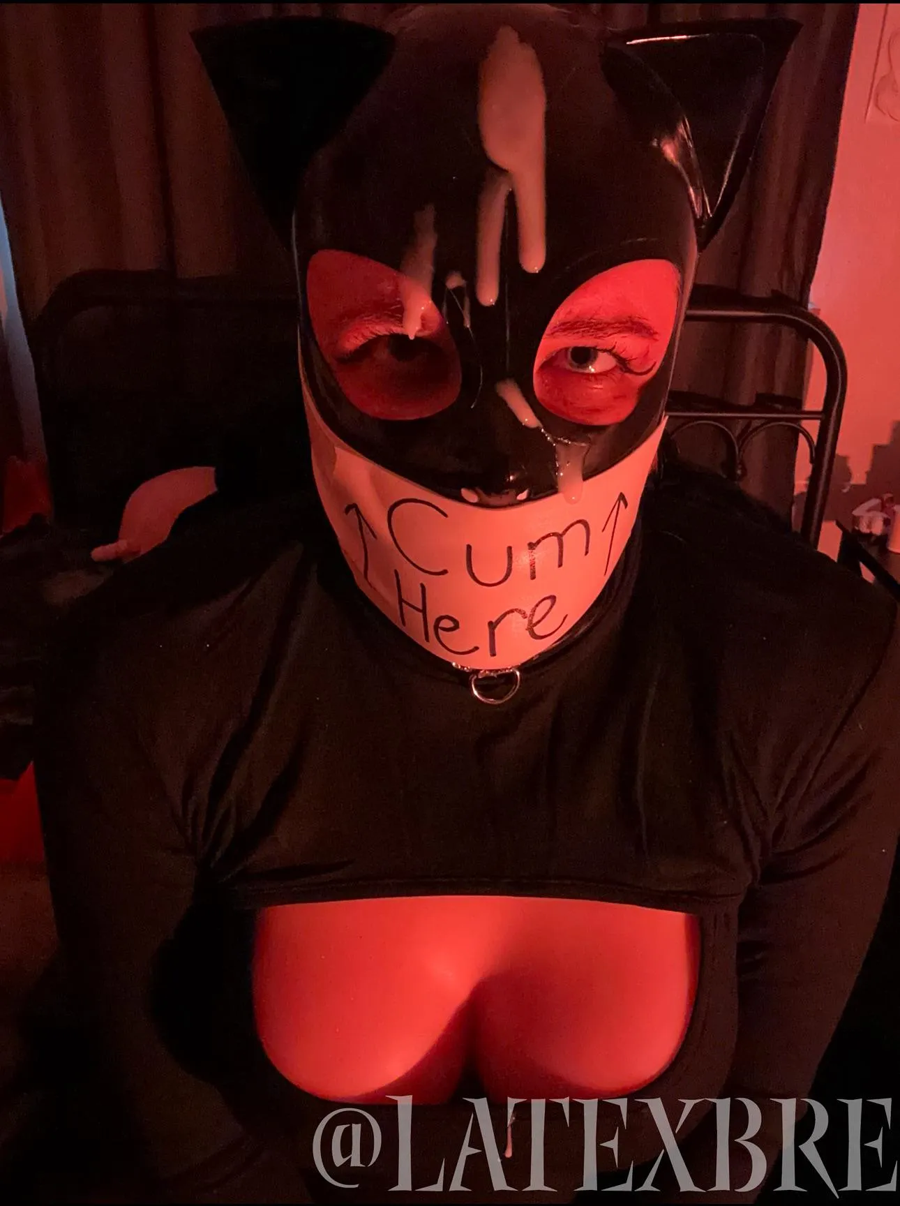 Would you add more cum to this latex slut? 🥵