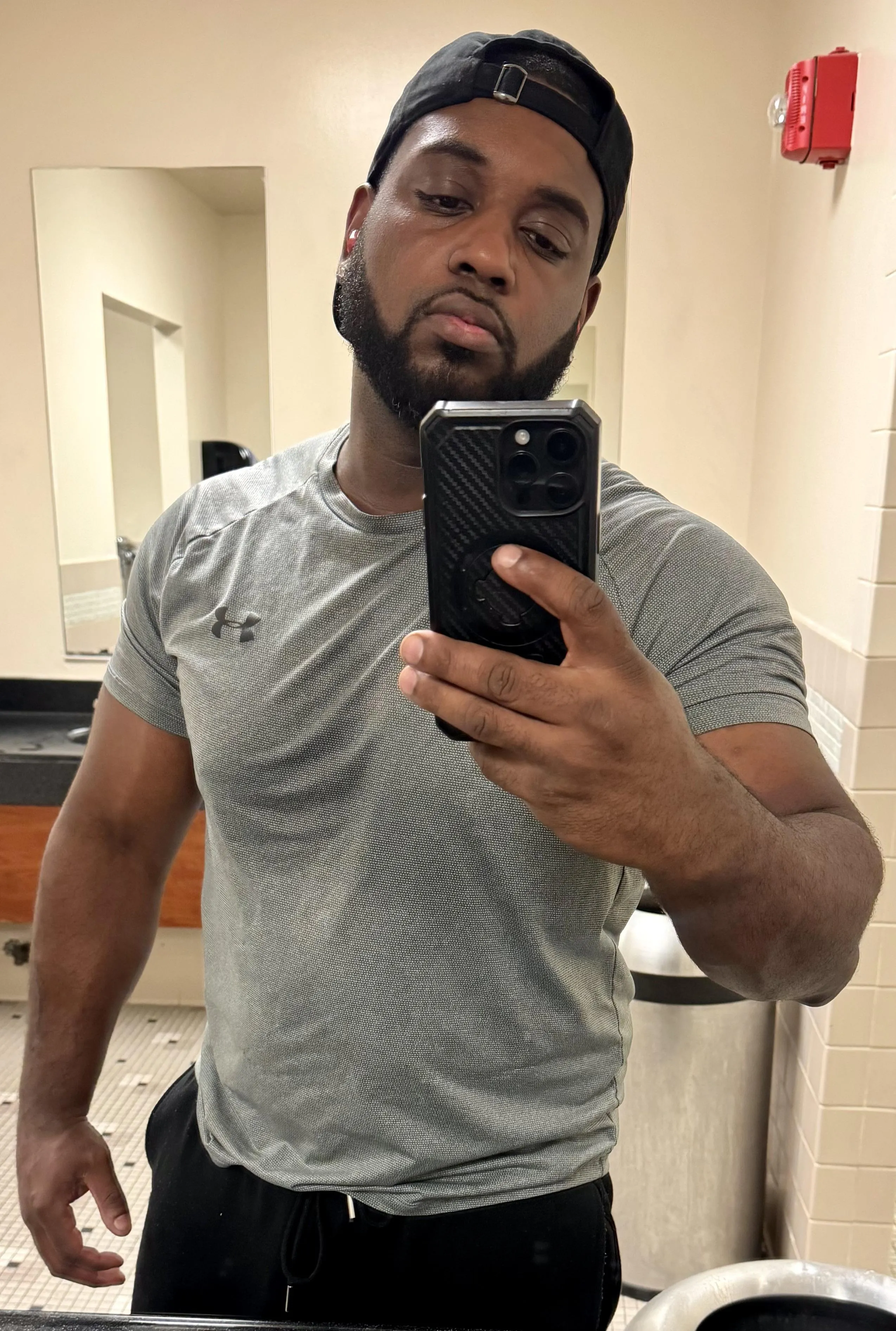 32m looking to be someone’s bull