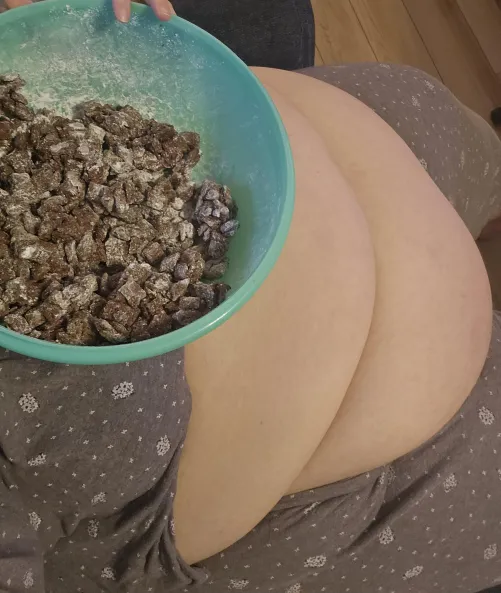 Chocolate, peanut butter, powdered sugar 😋