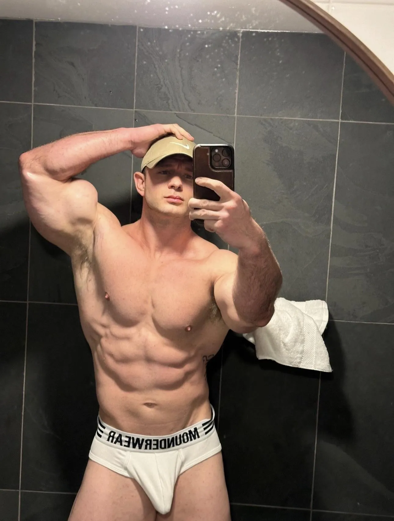 Gym day? Nah… bulge day 😈