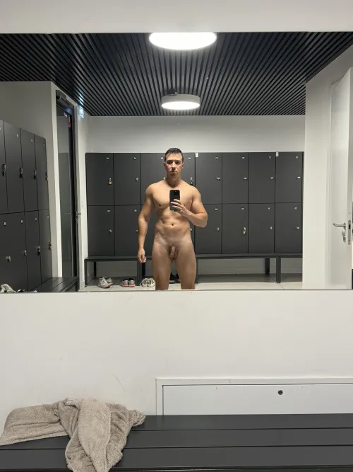 Today’s locker room nude, hope u like it 💪