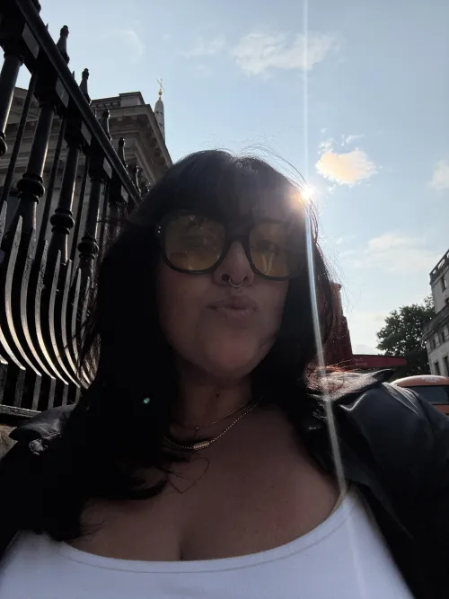 Walking around London today ⛅️🕶️ hopefully you are having a great day as well!