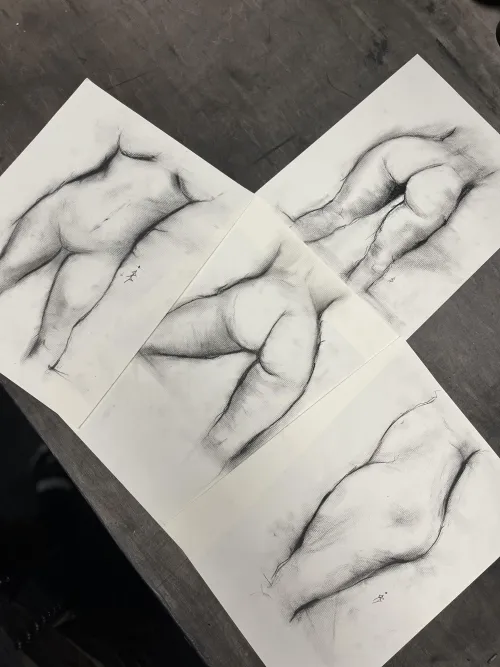 Some figure sketches with charcoal, drawn by be. ✏️