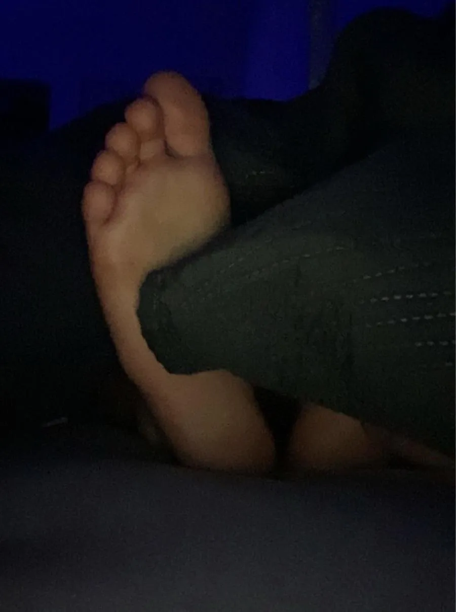 Bet you wanna kiss my sleeping soles💋