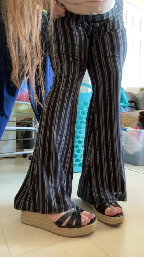 Loving this angle with my wedges 🖤😍