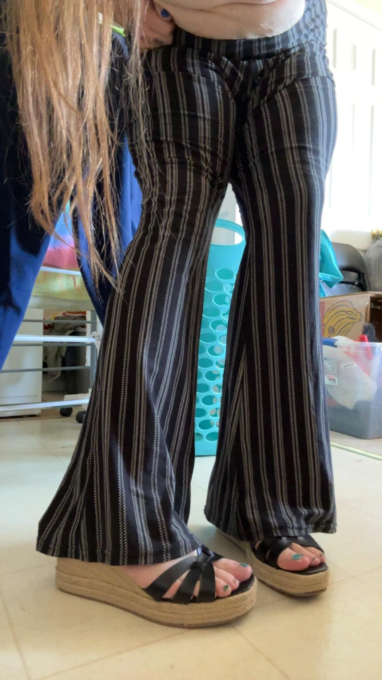 Loving this angle with my wedges 🖤😍