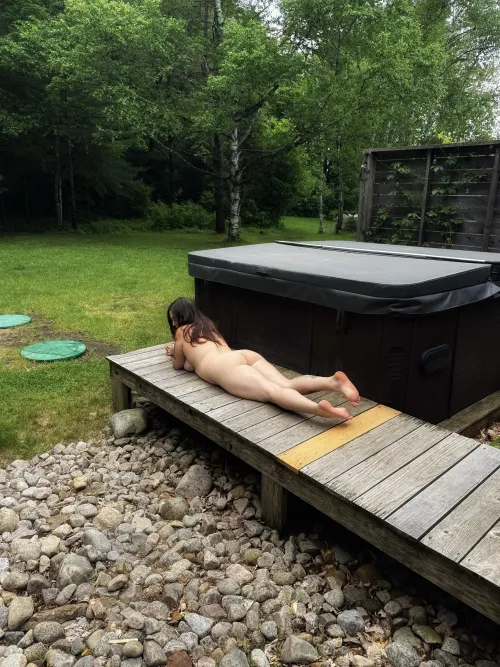 Nue, posée sur le bois, et prête à partager bien plus qu’un spa 😇