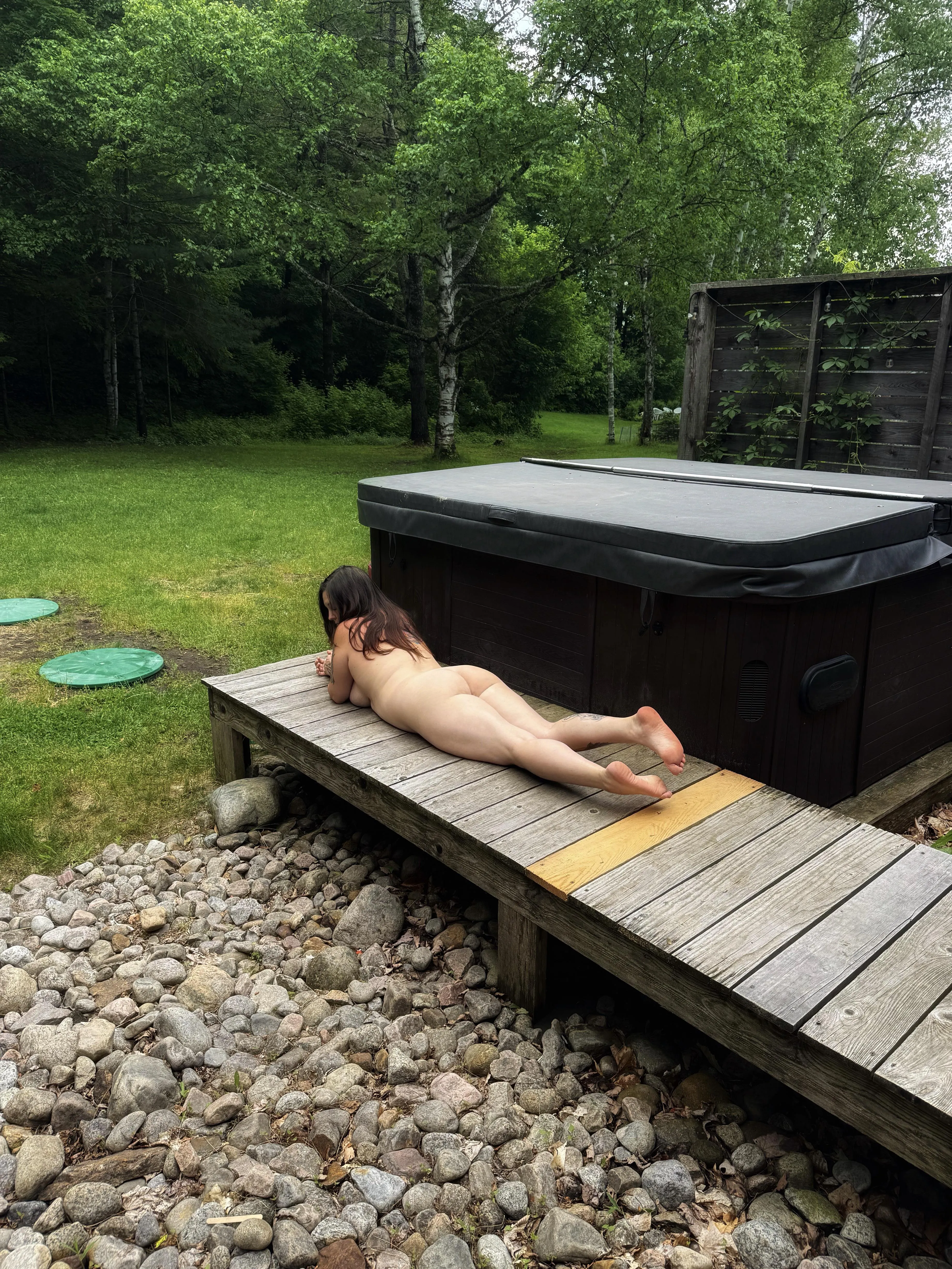 Nue, posée sur le bois, et prête à partager bien plus qu’un spa 😇