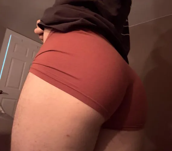 26 bottom looking for hung tops and bbc ;) danny98boyyy