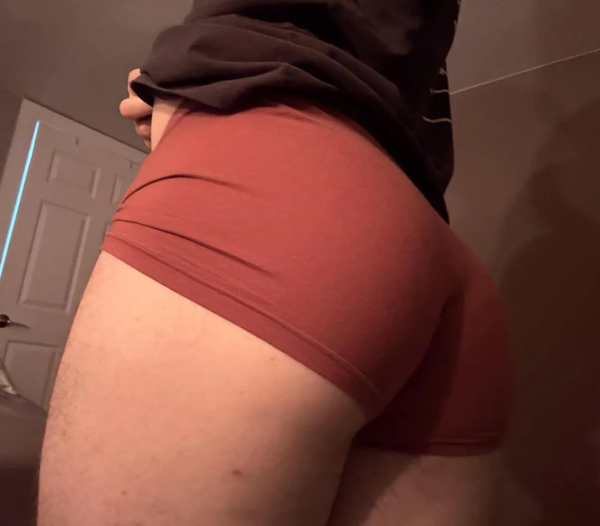 26 bottom looking for hung tops and bbc ;) danny98boyyy