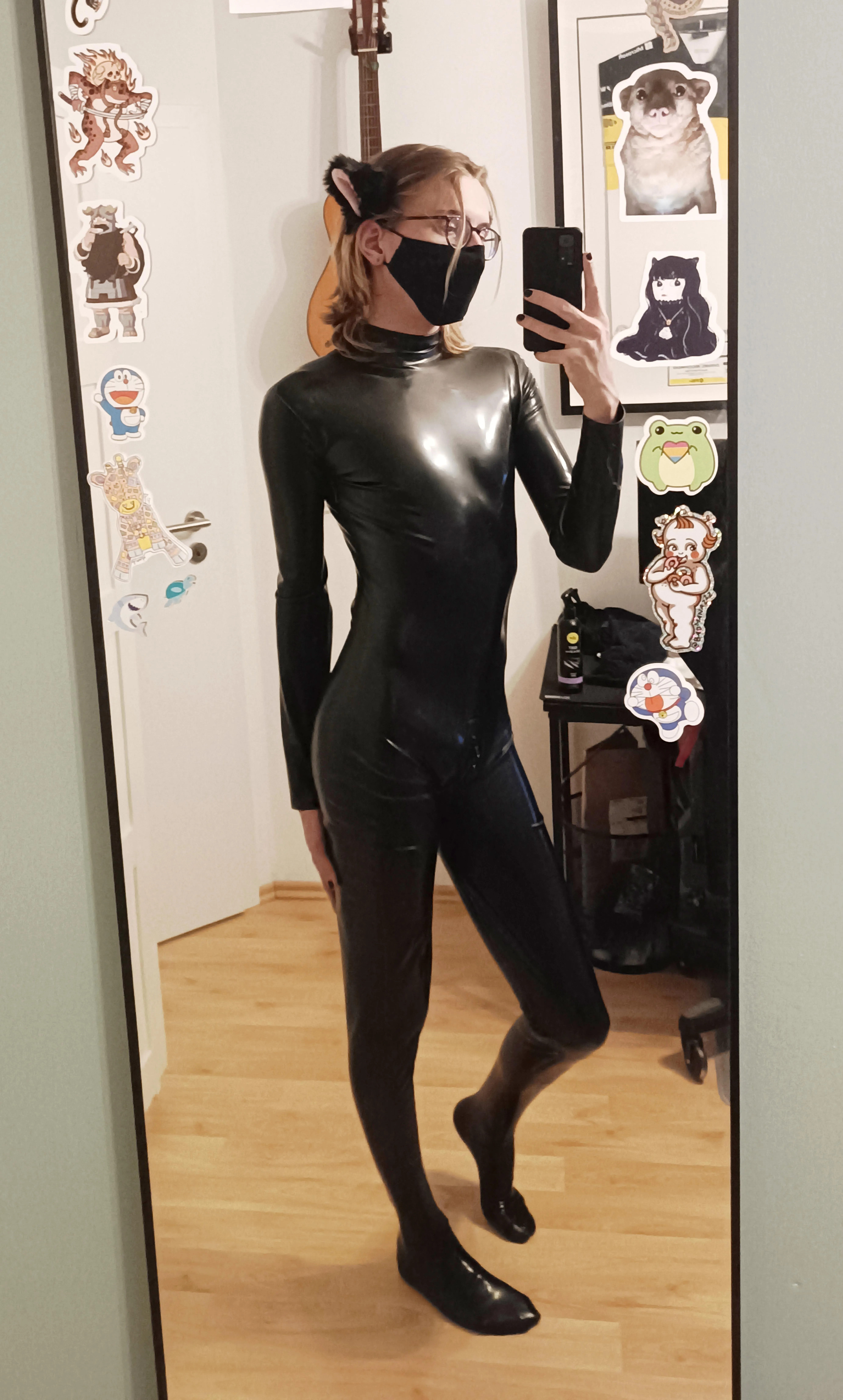 Anyone needs a cute little latex kitty? :3 👉🏻👈🏻
