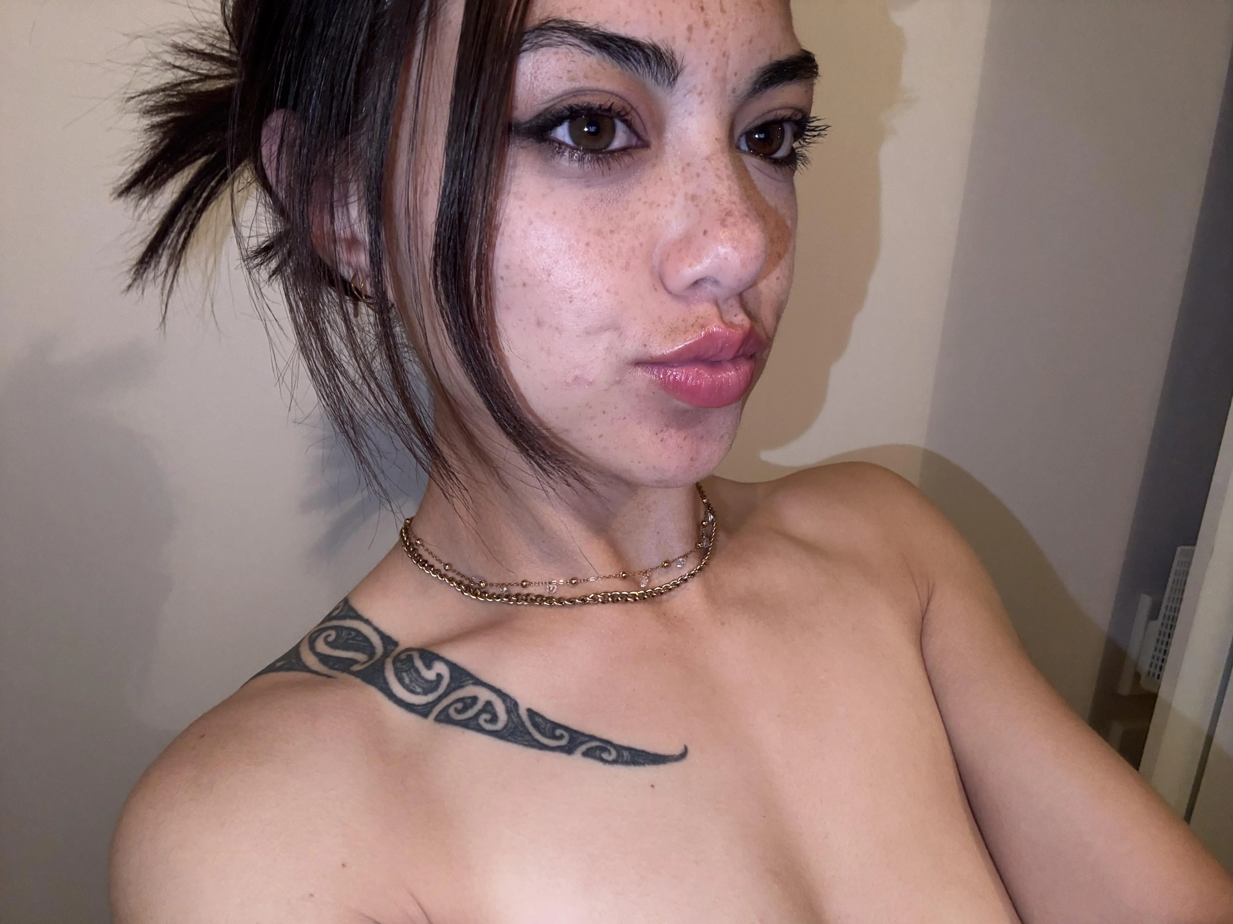 Come say bye to your Maori gf