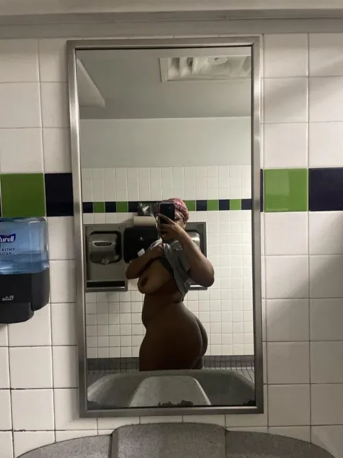 dm me looking for a big dick baller