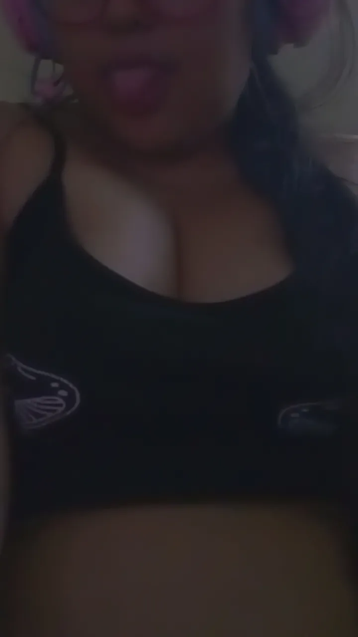 F 24 stoner gamer girl looking for someone to play games with after vacation.