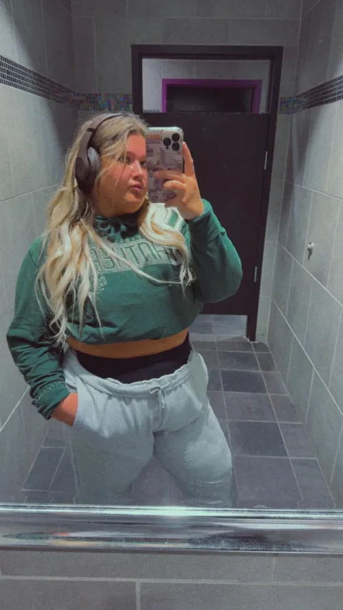 Looking for a daddy 💸🤭 [online]