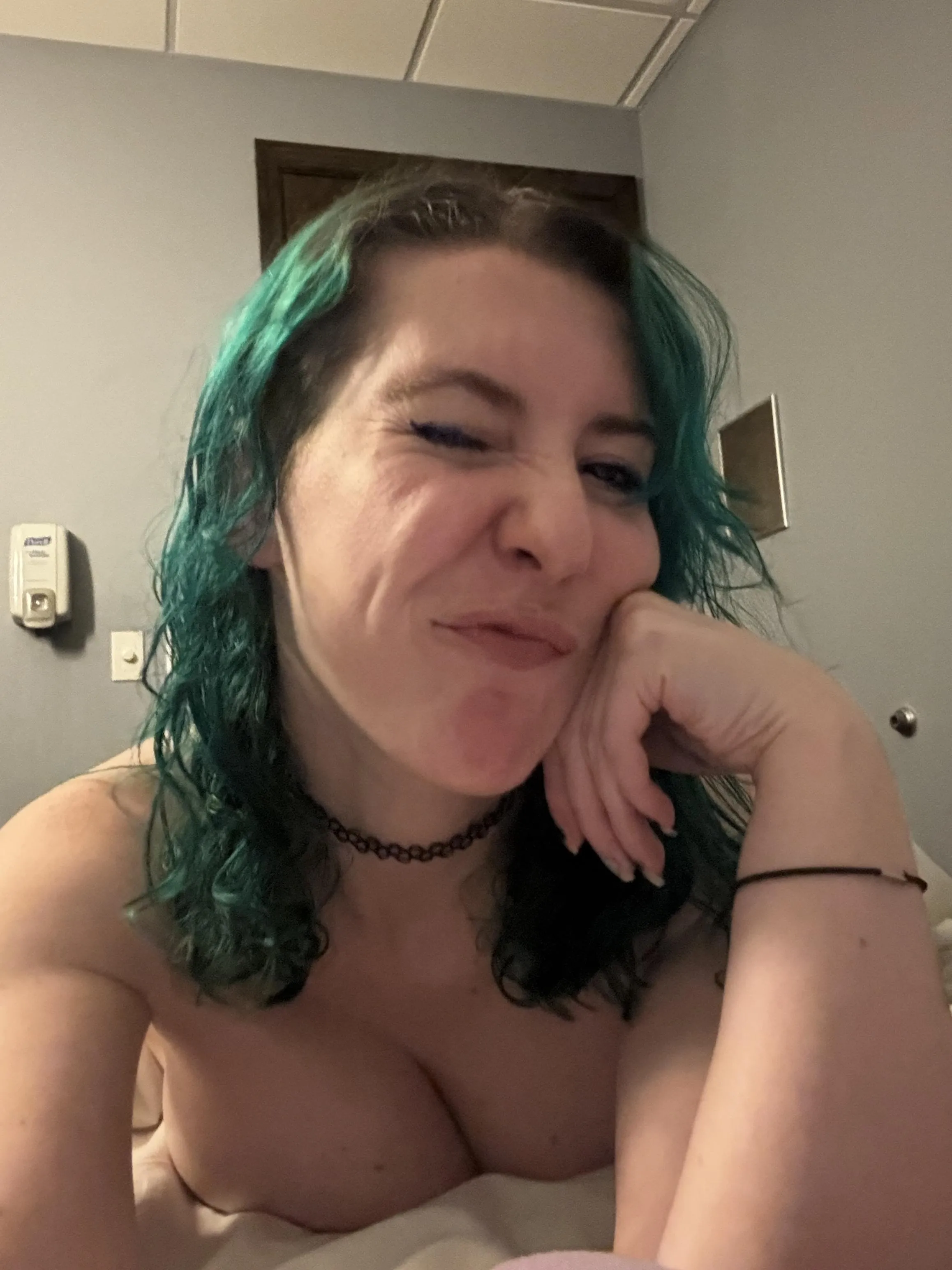 Massage table cleavage