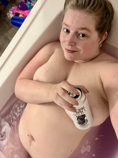 Beer, bath bomb, and my bath. Best way to wind down 🛀