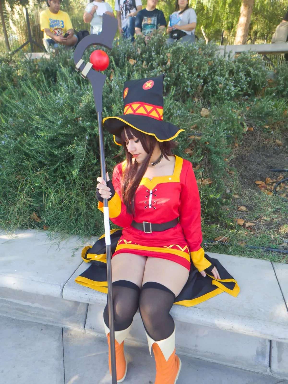 Megumin vibes under the sun ☀️✨ – casual cosplay at a local anime event