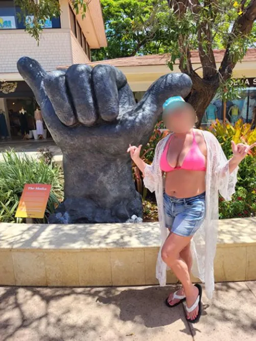 This MILF stopping to throw you a little shocka in front of a shocka as I do a little shopping showing off my tits in my sexy bikini