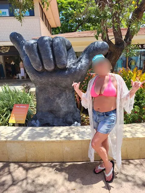 This MILF stopping to throw you a little shocka in front of a shocka as I do a little shopping showing off my tits in my sexy bikini