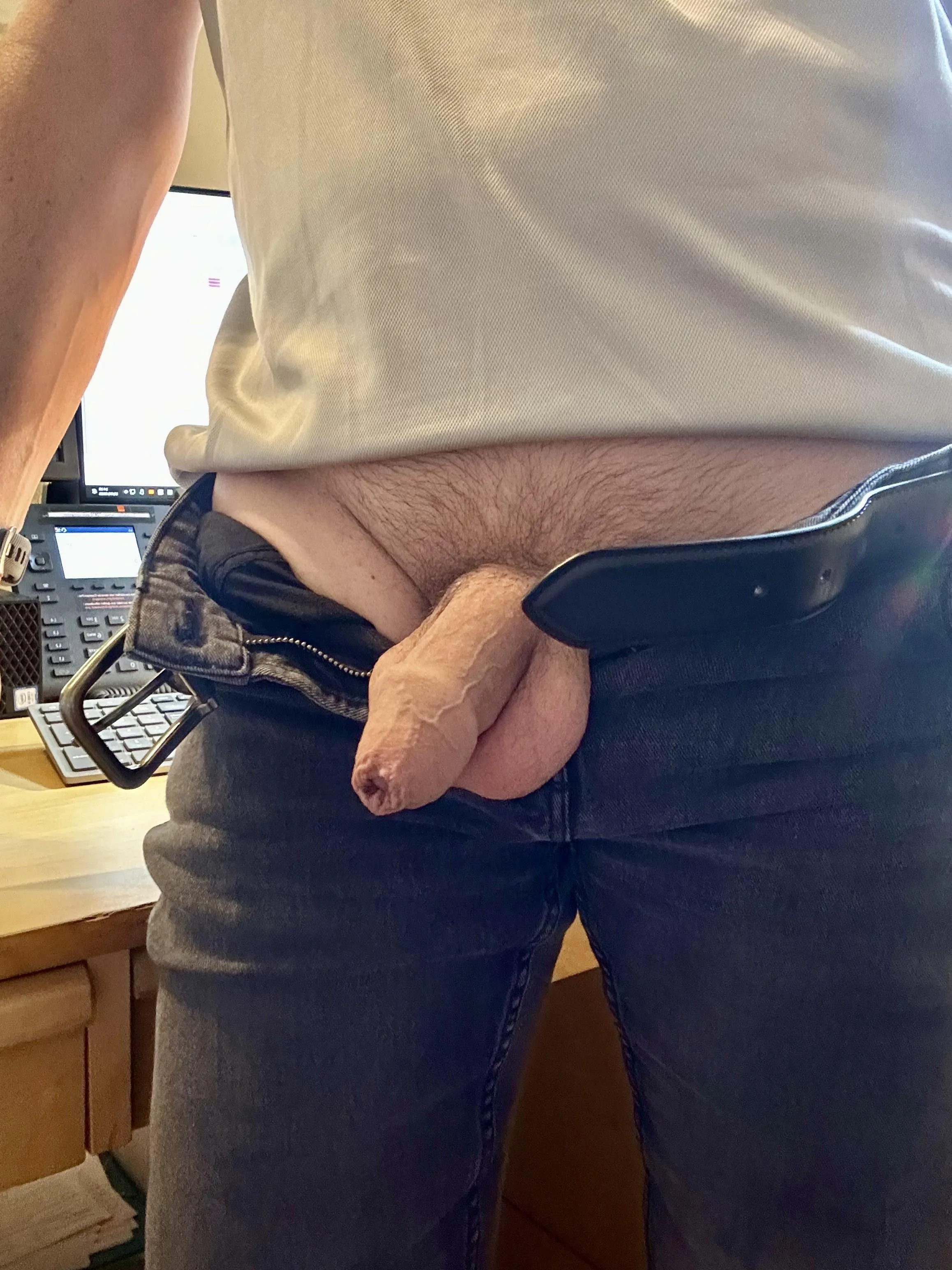 Tu passes au bureau?