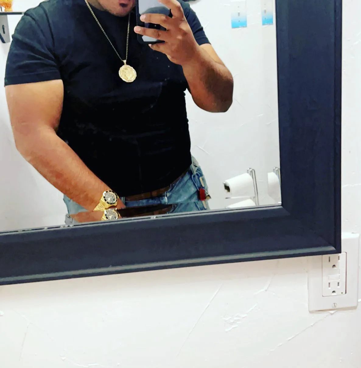 26 [M4MF/F]   Arlington Tx. I would like to find a hotwife to hook up with . If you would give me the opportunity, I would be greatly honored to please her.