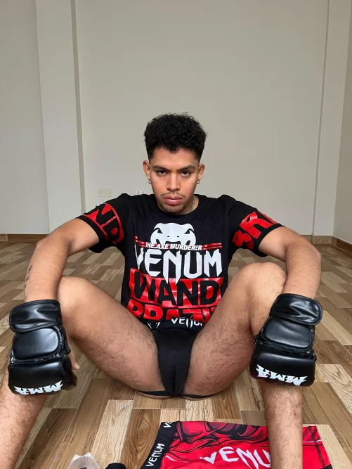 Yo, I need a bad bitch to work my bulge with her feet, real talk