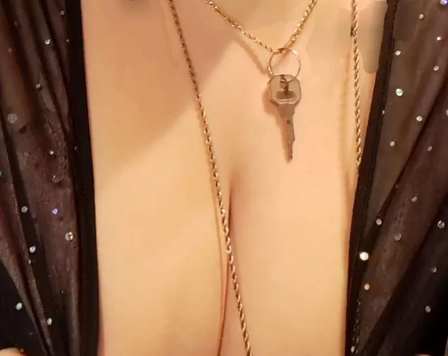 Date night with my wearer. had to tease him just a bit. Love seeing him struggle in his cage and him being helpless, not able to do anything. (Can’t even touch me until I say.)😏🤭