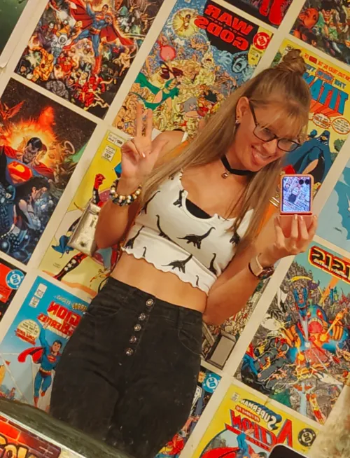 Geeky girl in a geeky room 🤓