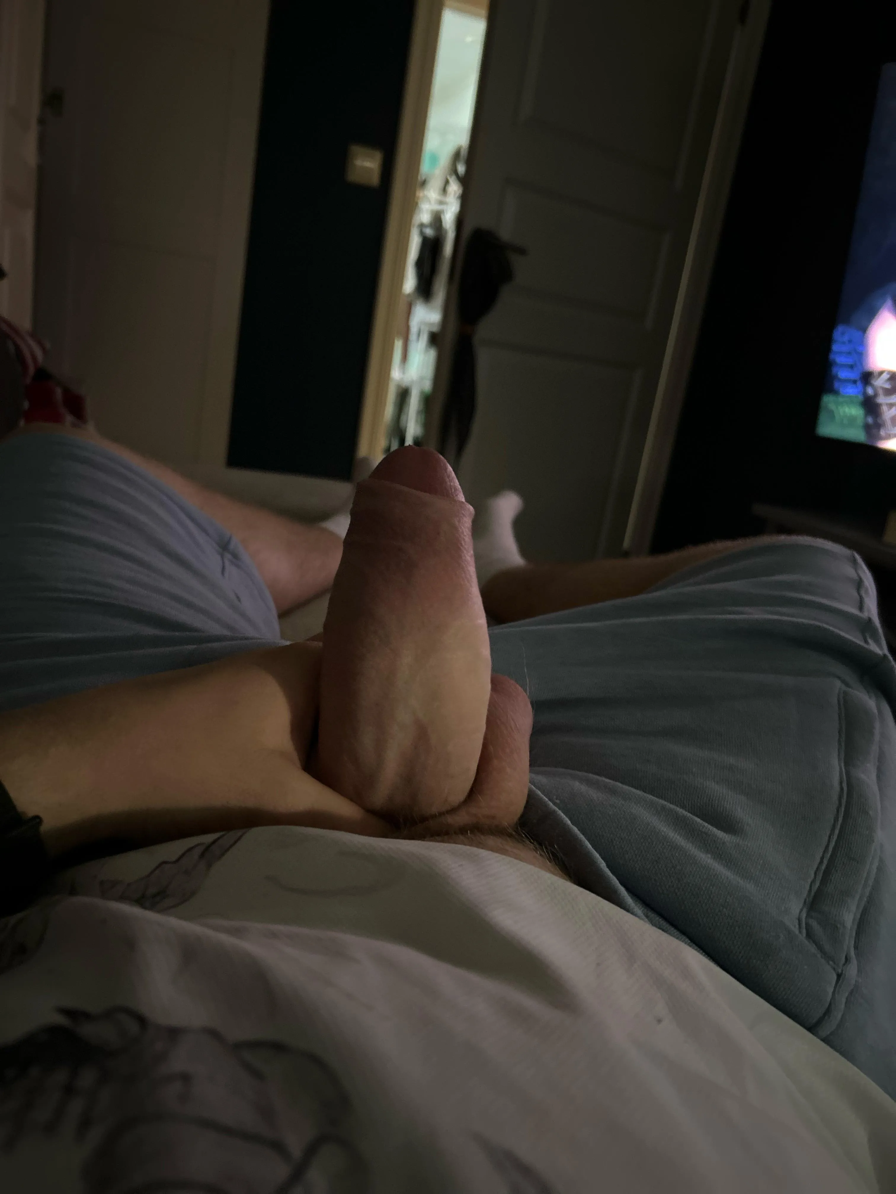 Ligger i senga og ser på serie