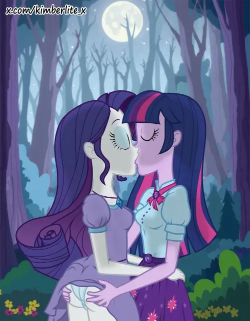 Twilight + Rarity kissing in Dark forest