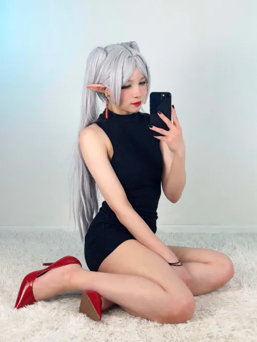 Frieren in a casual outfit (Sthromy)