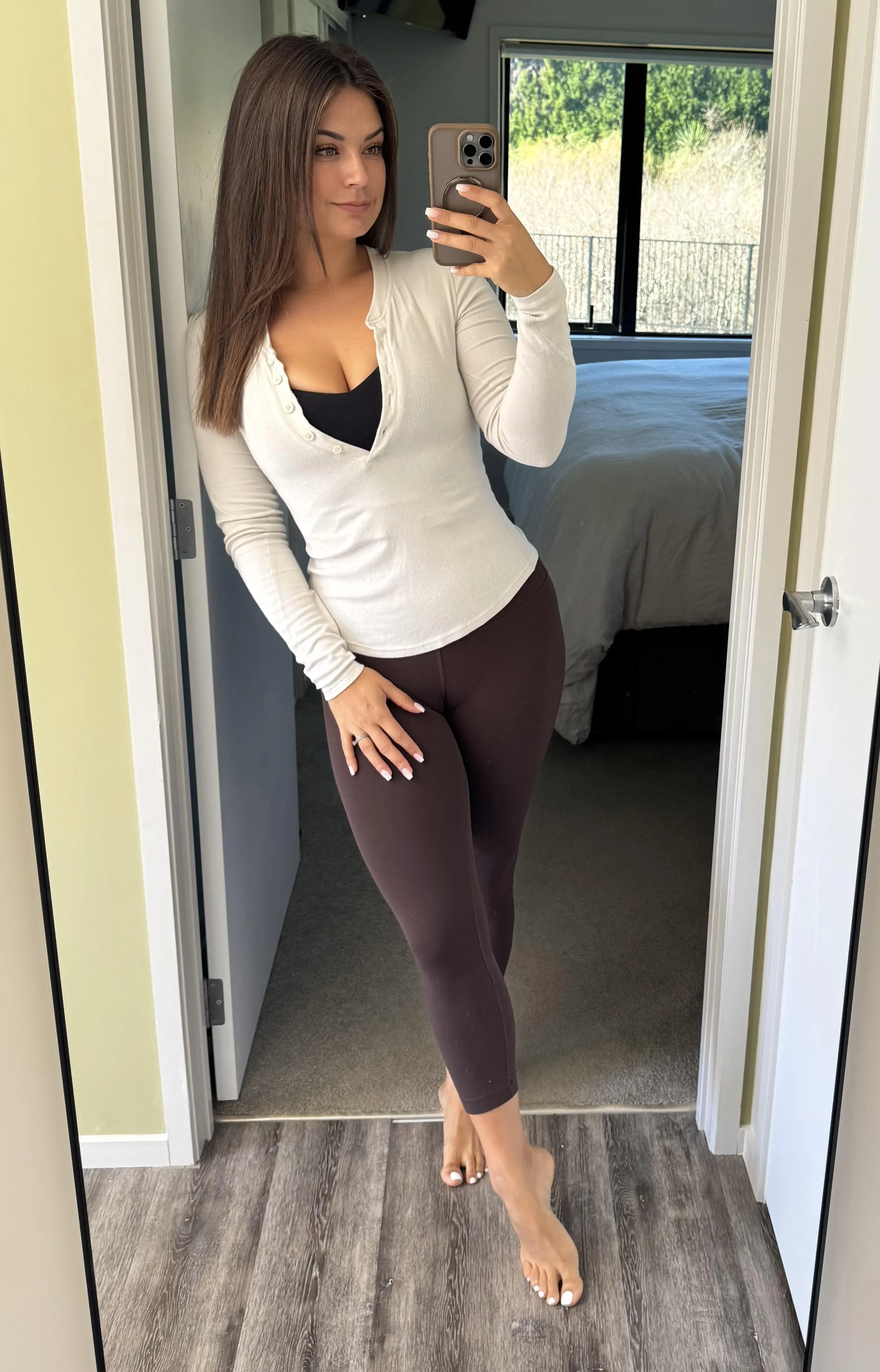 Just your regular wife next door 🤓✌️