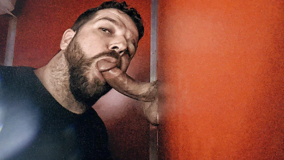 Love it how horny DL dudes just stick their dick into a glory hole to get it sucked