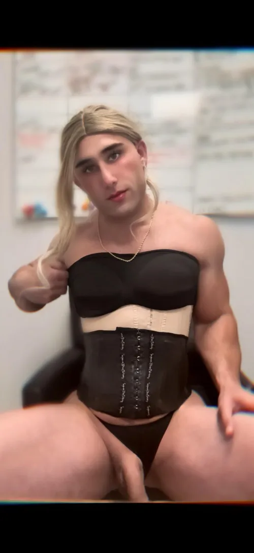 Morning Daddies! 🤗🥰 I’m sure you all had such a stressful week at work.. how would you use me to relax?👅💦😈