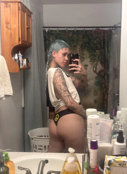 Waiting for a daddy to eat my ass